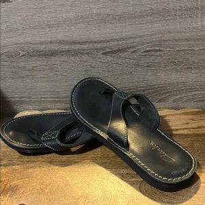 Clarks Black Leather Flip-Flops